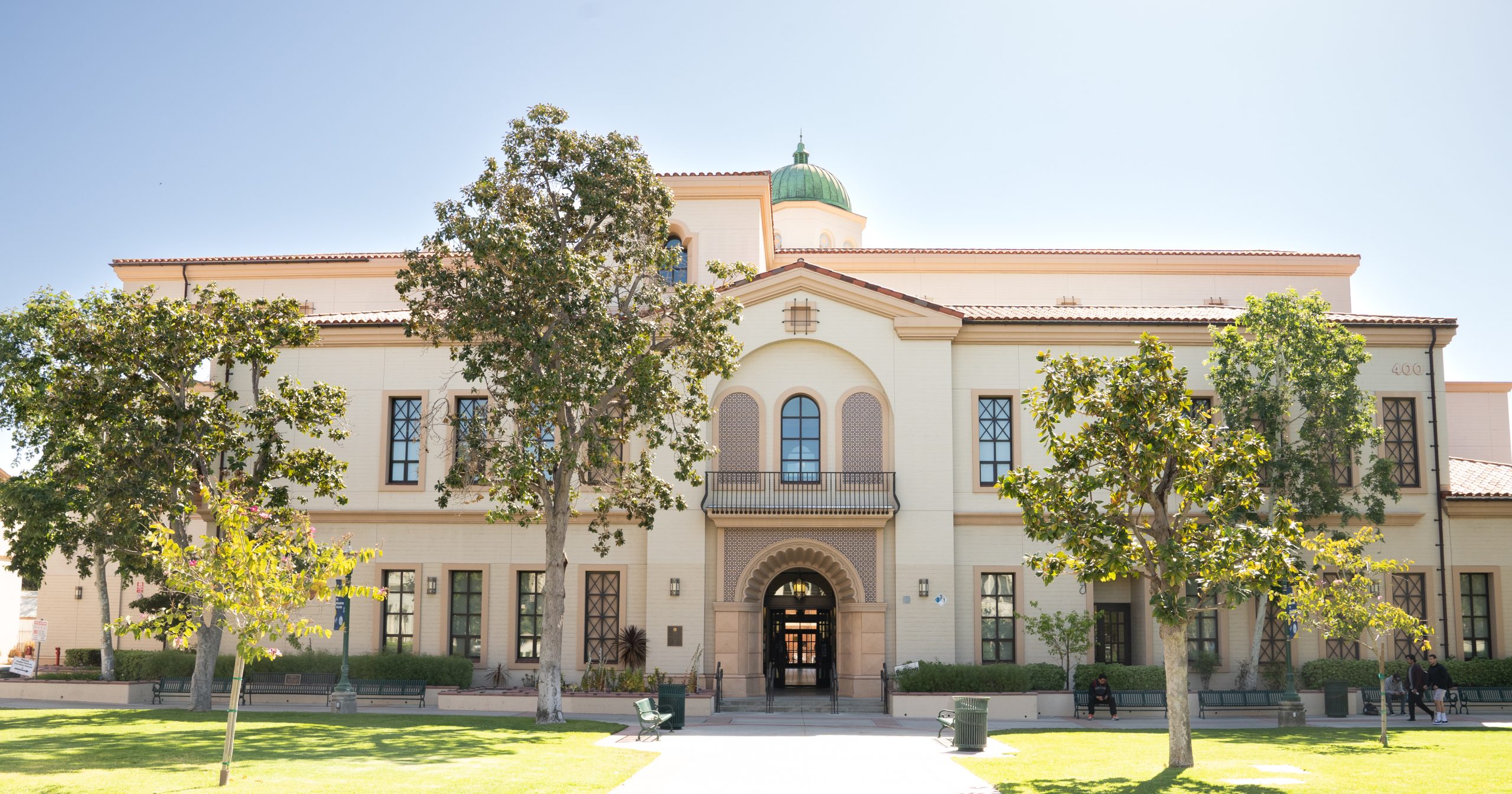 Photo of the grads to be center